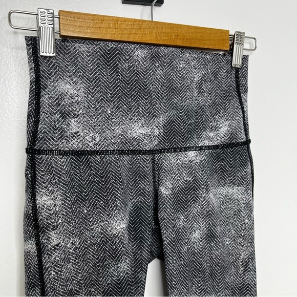 LULULEMON Diffusion White Black Essential Rhythm Crop Leggings - Picture 4 of 8